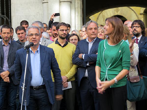 Concentraci&oacute; a la pla&ccedil;a del Vi de recolzament a l'alcaldessa Marta Madrenas, cridada a declarar per haver signat un decret a favor del refer&egrave;ndum 