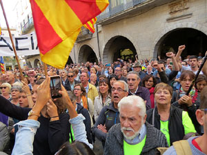 Concentraci&oacute; a la pla&ccedil;a del Vi de recolzament a l'alcaldessa Marta Madrenas, cridada a declarar per haver signat un decret a favor del refer&egrave;ndum 
