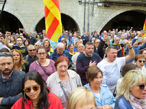 Concentraci&oacute; a la pla&ccedil;a del Vi de recolzament a l'alcaldessa Marta Madrenas, cridada a declarar per haver signat un decret a favor del refer&egrave;ndum 
