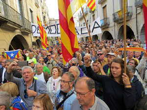 Concentraci&oacute; a la pla&ccedil;a del Vi de recolzament a l'alcaldessa Marta Madrenas, cridada a declarar per haver signat un decret a favor del refer&egrave;ndum 