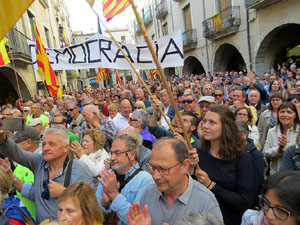 Concentraci&oacute; a la pla&ccedil;a del Vi de recolzament a l'alcaldessa Marta Madrenas, cridada a declarar per haver signat un decret a favor del refer&egrave;ndum 