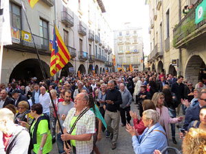 Concentraci&oacute; a la pla&ccedil;a del Vi de recolzament a l'alcaldessa Marta Madrenas, cridada a declarar per haver signat un decret a favor del refer&egrave;ndum 