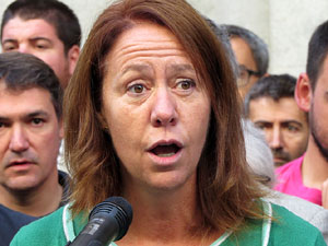 Concentraci&oacute; a la pla&ccedil;a del Vi de recolzament a l'alcaldessa Marta Madrenas, cridada a declarar per haver signat un decret a favor del refer&egrave;ndum 