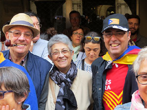 Concentraci&oacute; a la pla&ccedil;a del Vi de recolzament a l'alcaldessa Marta Madrenas, cridada a declarar per haver signat un decret a favor del refer&egrave;ndum 