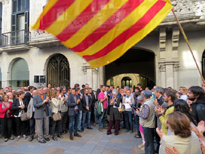 Concentraci&oacute; a la pla&ccedil;a del Vi de recolzament a l'alcaldessa Marta Madrenas, cridada a declarar per haver signat un decret a favor del refer&egrave;ndum 