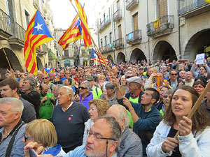 Concentraci&oacute; a la pla&ccedil;a del Vi de recolzament a l'alcaldessa Marta Madrenas, cridada a declarar per haver signat un decret a favor del refer&egrave;ndum 