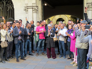 Concentraci&oacute; a la pla&ccedil;a del Vi de recolzament a l'alcaldessa Marta Madrenas, cridada a declarar per haver signat un decret a favor del refer&egrave;ndum 