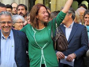 Concentraci&oacute; a la pla&ccedil;a del Vi de recolzament a l'alcaldessa Marta Madrenas, cridada a declarar per haver signat un decret a favor del refer&egrave;ndum 