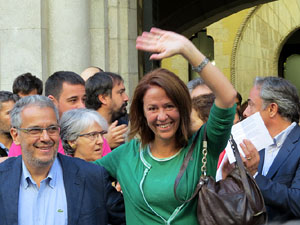 Concentraci&oacute; a la pla&ccedil;a del Vi de recolzament a l'alcaldessa Marta Madrenas, cridada a declarar per haver signat un decret a favor del refer&egrave;ndum 
