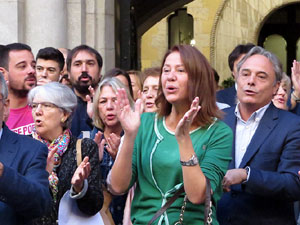 Concentraci&oacute; a la pla&ccedil;a del Vi de recolzament a l'alcaldessa Marta Madrenas, cridada a declarar per haver signat un decret a favor del refer&egrave;ndum 
