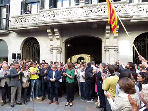 Concentraci&oacute; a la pla&ccedil;a del Vi de recolzament a l'alcaldessa Marta Madrenas, cridada a declarar per haver signat un decret a favor del refer&egrave;ndum 