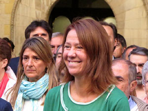 Concentraci&oacute; a la pla&ccedil;a del Vi de recolzament a l'alcaldessa Marta Madrenas, cridada a declarar per haver signat un decret a favor del refer&egrave;ndum 