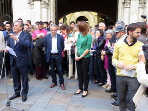 Concentraci&oacute; a la pla&ccedil;a del Vi de recolzament a l'alcaldessa Marta Madrenas, cridada a declarar per haver signat un decret a favor del refer&egrave;ndum 