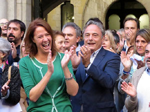 Concentraci&oacute; a la pla&ccedil;a del Vi de recolzament a l'alcaldessa Marta Madrenas, cridada a declarar per haver signat un decret a favor del refer&egrave;ndum 