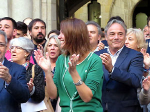 Concentraci&oacute; a la pla&ccedil;a del Vi de recolzament a l'alcaldessa Marta Madrenas, cridada a declarar per haver signat un decret a favor del refer&egrave;ndum 