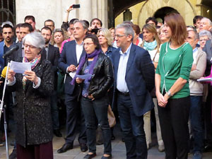 Concentraci&oacute; a la pla&ccedil;a del Vi de recolzament a l'alcaldessa Marta Madrenas, cridada a declarar per haver signat un decret a favor del refer&egrave;ndum 