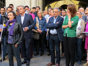 Concentraci&oacute; a la pla&ccedil;a del Vi de recolzament a l'alcaldessa Marta Madrenas, cridada a declarar per haver signat un decret a favor del refer&egrave;ndum 