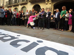 Concentraci&oacute; a la pla&ccedil;a del Vi de recolzament a l'alcaldessa Marta Madrenas, cridada a declarar per haver signat un decret a favor del refer&egrave;ndum 
