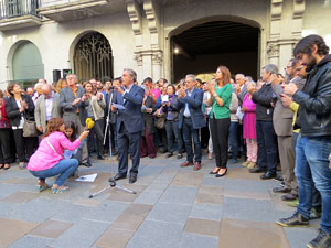 Concentraci&oacute; a la pla&ccedil;a del Vi de recolzament a l'alcaldessa Marta Madrenas, cridada a declarar per haver signat un decret a favor del refer&egrave;ndum 