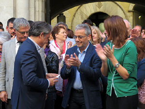Concentraci&oacute; a la pla&ccedil;a del Vi de recolzament a l'alcaldessa Marta Madrenas, cridada a declarar per haver signat un decret a favor del refer&egrave;ndum 