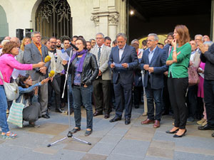 Concentraci&oacute; a la pla&ccedil;a del Vi de recolzament a l'alcaldessa Marta Madrenas, cridada a declarar per haver signat un decret a favor del refer&egrave;ndum 