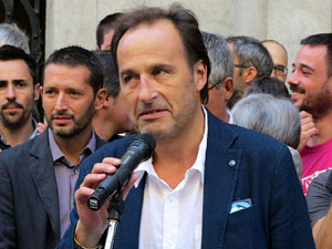 Concentraci&oacute; a la pla&ccedil;a del Vi de recolzament a l'alcaldessa Marta Madrenas, cridada a declarar per haver signat un decret a favor del refer&egrave;ndum 