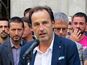 Concentraci&oacute; a la pla&ccedil;a del Vi de recolzament a l'alcaldessa Marta Madrenas, cridada a declarar per haver signat un decret a favor del refer&egrave;ndum 