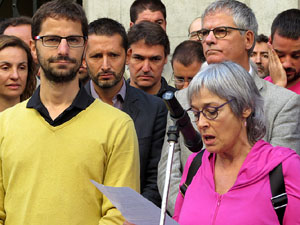 Concentraci&oacute; a la pla&ccedil;a del Vi de recolzament a l'alcaldessa Marta Madrenas, cridada a declarar per haver signat un decret a favor del refer&egrave;ndum 