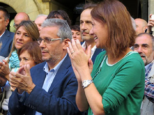 Concentraci&oacute; a la pla&ccedil;a del Vi de recolzament a l'alcaldessa Marta Madrenas, cridada a declarar per haver signat un decret a favor del refer&egrave;ndum 