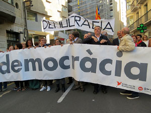 Marxa d'acompanyament a l'alcaldessa Marta Madrenas, cridada a declarar per haver signat un decret a favor del refer&egrave;ndum 