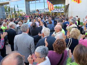 Arribada i sortida de l'alcaldessa Marta Madrenas del Palau de Just&iacute;cia