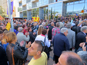 Arribada i sortida de l'alcaldessa Marta Madrenas del Palau de Just&iacute;cia