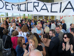 Arribada i sortida de l'alcaldessa Marta Madrenas del Palau de Just&iacute;cia