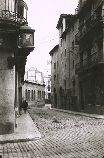 Vista del carrer Santa Clara des de l'encreuament del carrer Nou amb el Pont de Pedra. En segon terme a l'esquerra, la fàbrica Gròber. 1926-1936