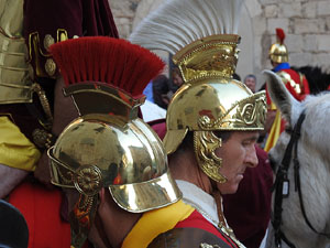 Setmana Santa 2017 a Girona. Sortida dels Manaies per lliurar el Penó