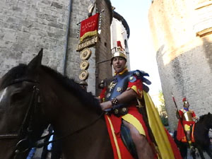 Setmana Santa 2017 a Girona. Sortida dels Manaies per lliurar el Penó