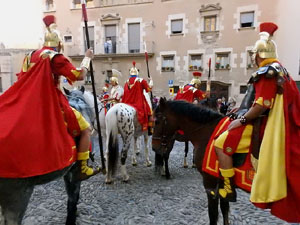 Setmana Santa 2017 a Girona. Sortida dels Manaies per lliurar el Penó
