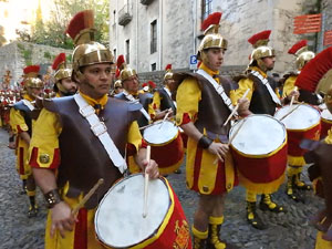 Setmana Santa 2017 a Girona. Sortida dels Manaies per lliurar el Penó