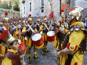 Setmana Santa 2017 a Girona. Sortida dels Manaies per lliurar el Penó