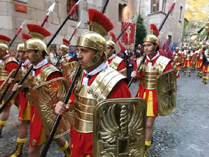Setmana Santa 2017 a Girona. Sortida dels Manaies per lliurar el Penó