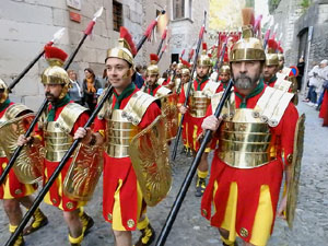 Setmana Santa 2017 a Girona. Sortida dels Manaies per lliurar el Penó