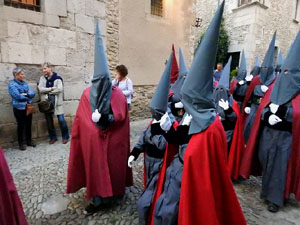 Setmana Santa 2017 a Girona. Sortida dels Manaies per lliurar el Penó