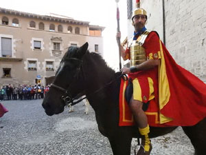 Setmana Santa 2017 a Girona. Sortida dels Manaies per lliurar el Penó