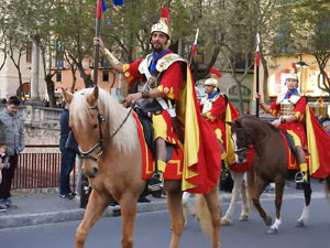 Setmana Santa 2017 a Girona. Sortida dels Manaies per lliurar el Penó