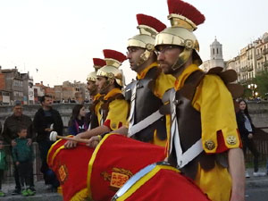 Setmana Santa 2017 a Girona. Sortida dels Manaies per lliurar el Penó