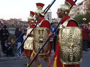 Setmana Santa 2017 a Girona. Sortida dels Manaies per lliurar el Penó