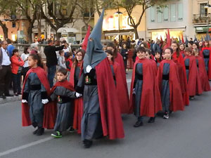 Setmana Santa 2017 a Girona. Sortida dels Manaies per lliurar el Penó
