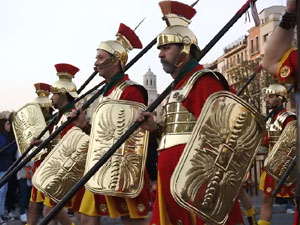 Setmana Santa 2017 a Girona. Sortida dels Manaies per lliurar el Penó