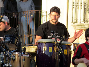 Festival Strenes 2017. Concert inaugural al terrat del punt d'Informaci&oacute; de la Rambla a c&agrave;rrec de Txarango
