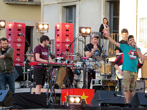 Festival Strenes 2017. Concert inaugural al terrat del punt d'Informaci&oacute; de la Rambla a c&agrave;rrec de Txarango